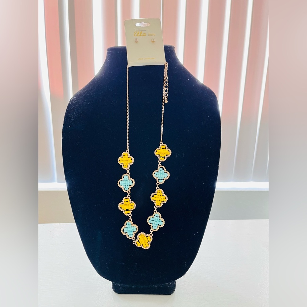 🌺 NEW/ Flower design Neclace